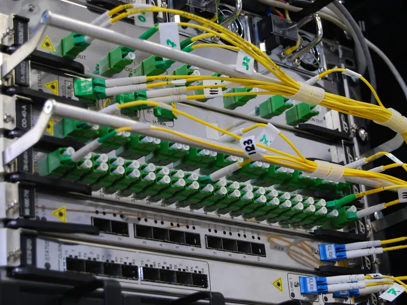 Netwerkkast met glasvezelkabels en switches
