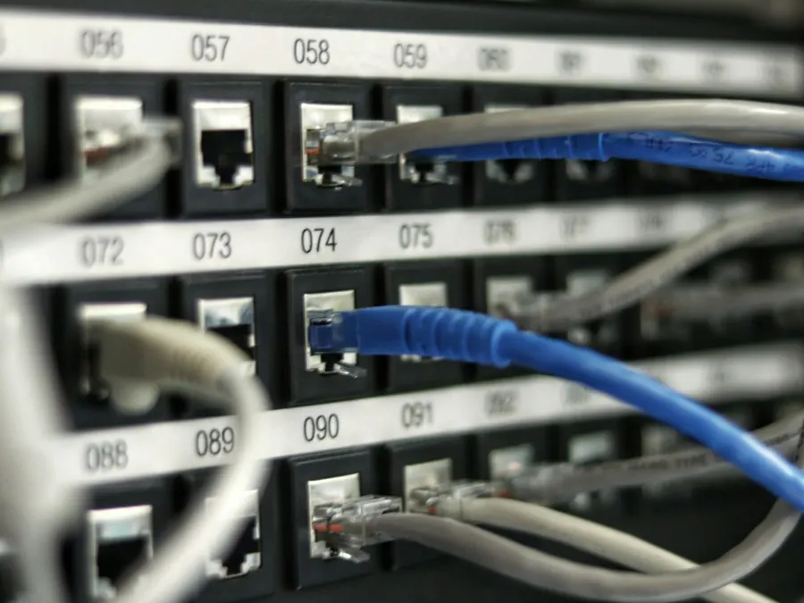 Netjes gelabeld netwerk-patchpanel met kabels